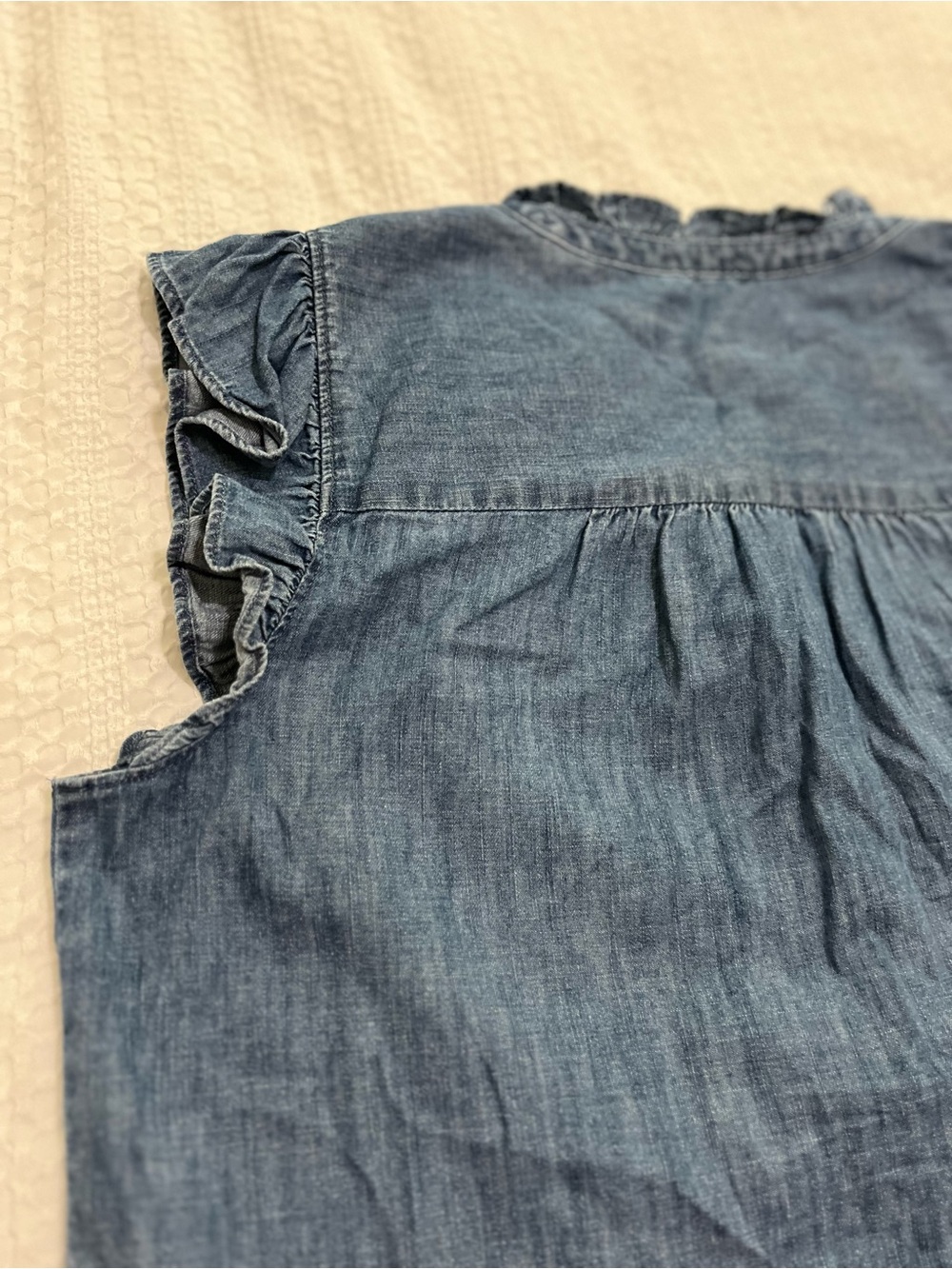 LOFT Denim Chambray Ruffle Trim Flutter Sleeves Top Sz M Boho Western Cottage - Picture 8 of 12